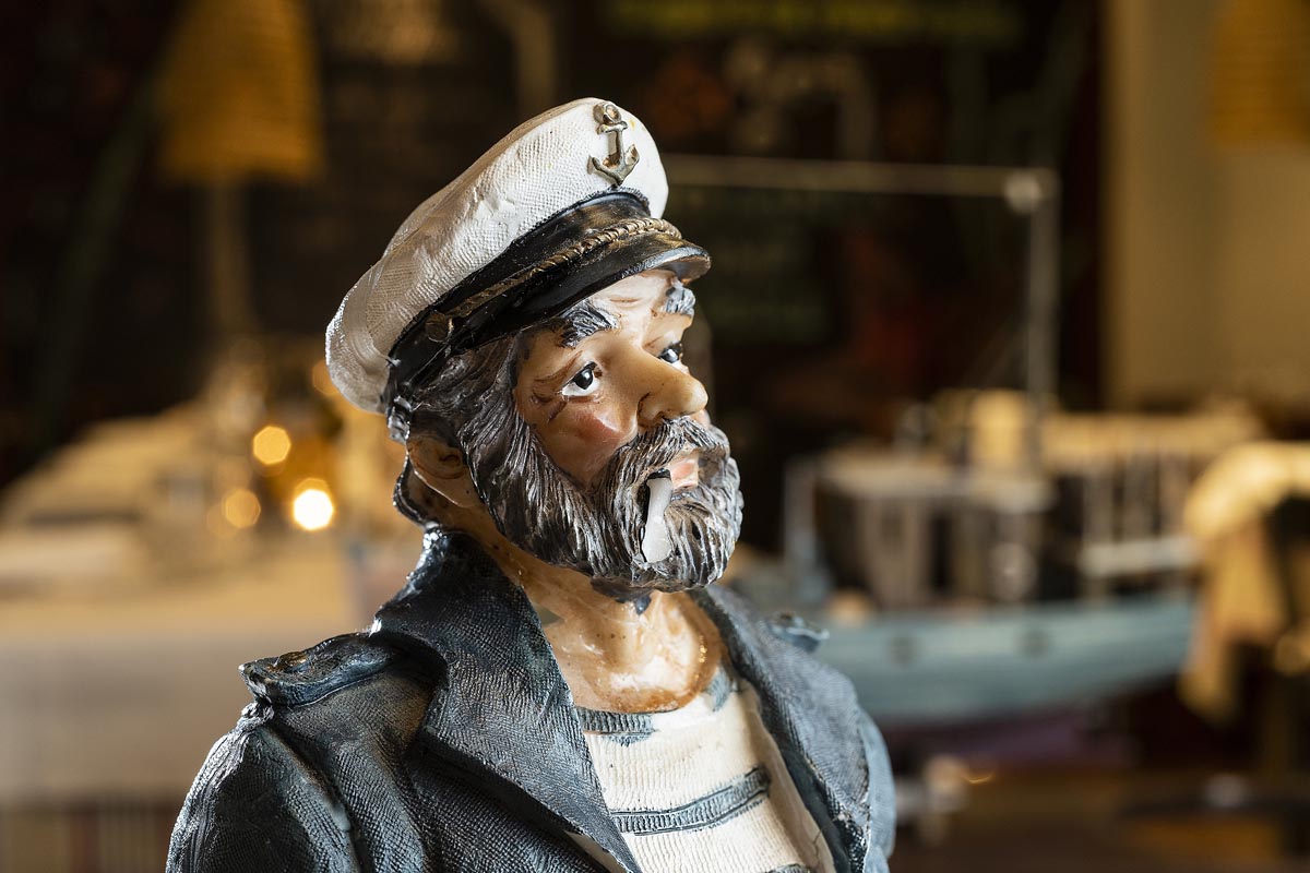 statuina di marinaio all'interno del ristorante Pisco